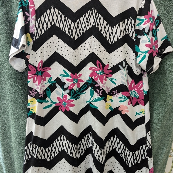 LuLaRoe top Small - Picture 4 of 6